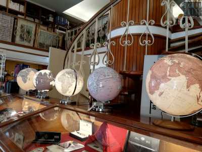 ...e mappamondi di vari formati: dal tascabile al gigante in legno, con le rotte dei naviganti